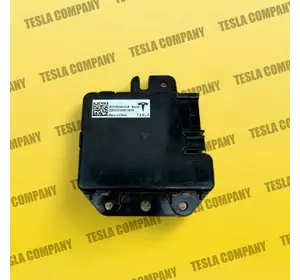 Блок управления зарядным устройством USB-концентратора Tesla Model Y 1755200-00-B Б/у оригинал Блок управления зарядным устройством USB-концентратора Tesla Model Y 1755200-00-B Б/у оригинал