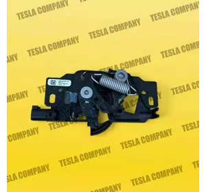 Замок капота Tesla Model X 1033011-00-G Б/в оригінал Замок капота Tesla Model X 1033011-00-G Б/в оригінал