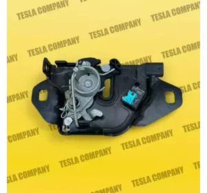 Замок капота Tesla Model X 1500397-00-E Б/в оригінал Замок капота Tesla Model X 1500397-00-E Б/в оригінал