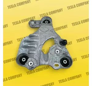 Кронштейн компресора кондиціонера Tesla Model 3 1110711-00-B Б/у оригінал Кронштейн компресора кондиціонера Tesla Model 3 1110711-00-B Б/у оригінал